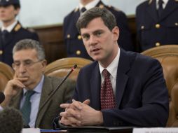 El fiscal estadounidense William Nardini da una conferencia de prensa luego de las detenciones. AP /