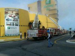 Equipos de rescate logran poner a salvo a empleados y turistas que se encontraban en el hotel. TOMADA DE @rescateurbanomx  /