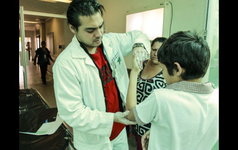Esta mañana una parte de los 30 médicos residentes de la Cruz Verde tapatía protestaron con una playera roja.  /