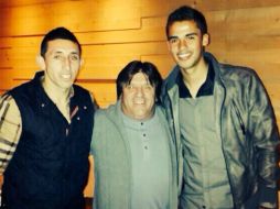 Miguel 'El Piojo' Herrera con los jugadores Héctor Herrera y  Diego Reyes, imagen tomada de @MiguelHerreraDT. ESPECIAL /