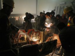 Elementos de rescate paquistaníes investigan el sitio donde estallaron las granadas. AP /