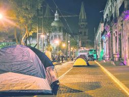 Los profesores inconformes levantaron tiendas de campaña sobre la calle Hidalgo, a la que además bloquearon vehículos.  /