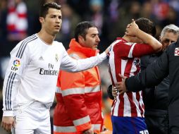 Tras la falta, Javier Manquillo abandonó el partido de semifinal de la Copa del Rey. EFE /