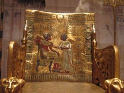 El trono de Tuntankamón fue fabricado con madera, láminas de cobre y plata y fue decorada con piedras semipreciosas. ESPECIAL /