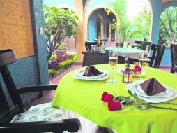 AMBIENTE. En una cena romántica no pueden faltar las velas y el vino. EL INFORMADOR /