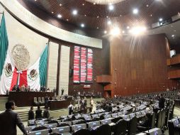 Se reinicia la sesión en San Lázaro. Al reingreso, los legisladores observaban el gran candil a su ingreso al pleno. SUN /