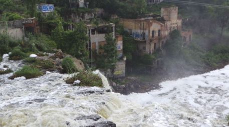 Aunque las autoridades presumen esfuerzos para sanear el agua del Río Santiago, en la comunidad todavía se padece la contaminación. ARCHIVO /