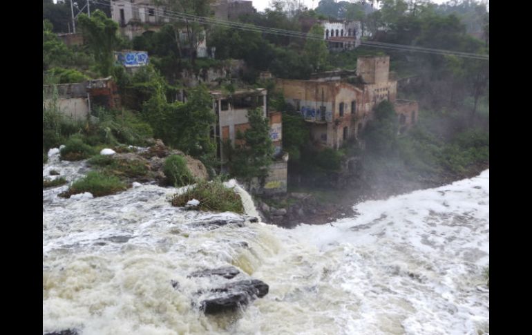 Aunque las autoridades presumen esfuerzos para sanear el agua del Río Santiago, en la comunidad todavía se padece la contaminación. ARCHIVO /