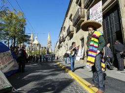 '¡Zapata vive, la lucha sigue!, ¡la lucha sigue, sigue!', gritan los maestros afuera del Congreso.  /