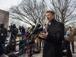 'Lo único que quiero es que ustedes vayan con un juez, que tengan el nombre de una persona y obtengan una orden', dijo el senador. EFE /