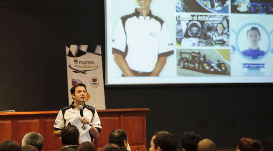 El padrino del programa Pilotos por la Seguridad Vial, Luis 'Chapulín' Díaz, se presentó ante unos doscientos alumnos del CUCEA.  /