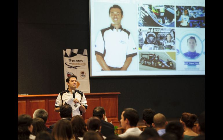 El padrino del programa Pilotos por la Seguridad Vial, Luis 'Chapulín' Díaz, se presentó ante unos doscientos alumnos del CUCEA.  /