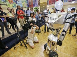 A diferencia de su versión de la gran pantalla, no se espera que este robot 'cause daño a las personas o las propiedad. AP /