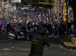 Estudiantes marchan en contra del Gobierno reclamando un cambio en el país. EFE /