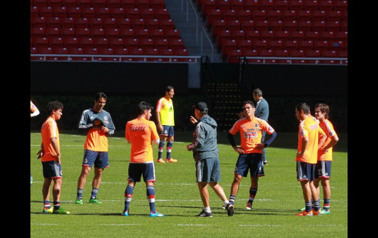 Jugadores del equipo realizan entrenamiento en el Estadio Omnilife.  /