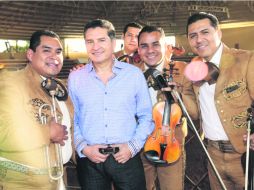 El festejado. Luis Enrique Villanueva llenó de México su festejo.  /