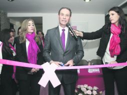 Acto simbólico. Jorge Blackaller, director general de Salud Pública, cortó el listón.  /