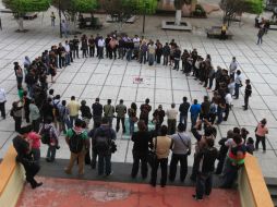 Comunicadores se concentraron donde el reportero laboraba y oraron por su eterno descanso. SUN /