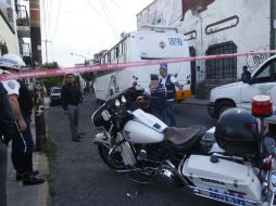 Al lugar acudieron paramédicos y policías para atender el accidente.  /