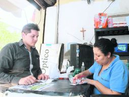 Con empeño. Según el Inegi, los trabajadores laboran en promedio jornadas de 43 horas por semana.  /