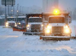 Cuatro máquinas quitanieves trabajan en una carretera principal en Arlington (Virgina), Estados Unidos. EFE /