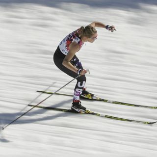 La moda en Sochi, asolearse en esquís