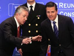Enrique Peña Nieto (d) al lado de Manuel Medina Mora (i) en la Reunión Anual de Consejeros de Banamex. SUN /