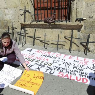 Se manifiestan por influenza; colocan cruz por cada muerto