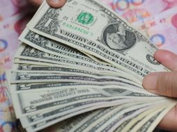 El dólar se adquirió en un mínimo de 12.79 pesos. ARCHIVO /