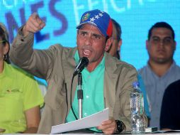 Henrique Capriles solicita que el gobierno desarme a ciertos sectores y explique la procedencia de sus armas. AFP /