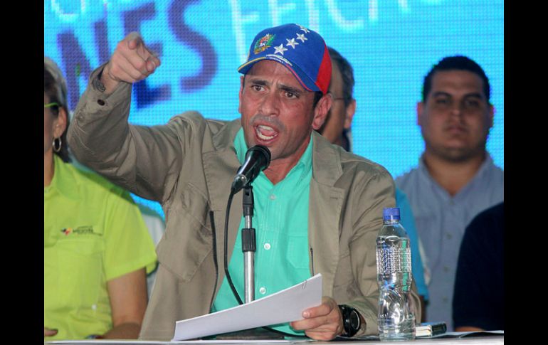 Henrique Capriles solicita que el gobierno desarme a ciertos sectores y explique la procedencia de sus armas. AFP /