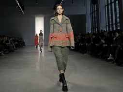 Una modelo viste una creación de la colección Otoño-Invierno de Calvin Klein. EFE /