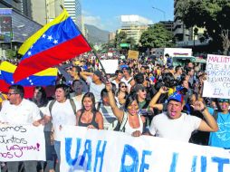 Ayer, chavistas y estudiantes inconformes volvieron a manifestarse, pero en calma. EFE /