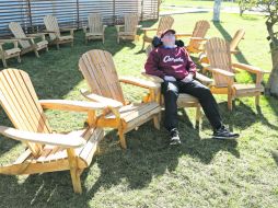 ¿Quién dijo frío? Un miembro de la delegación canadiense descansa en la resolana. AP /