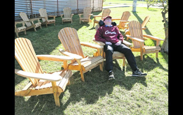 ¿Quién dijo frío? Un miembro de la delegación canadiense descansa en la resolana. AP /