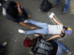 Jóvenes demuestran su protesta por el asesinato del estudiante Bassil DaCosta, ocurrido durante las revueltas. AFP /