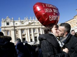Una pareja se besa en la Plaza de San Pedro. El Papa recibe por primera vez a miles de parejas para celebrar a San Valentín. EFE /