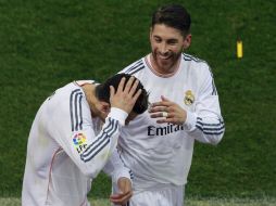 Momento en el que Cristiano Ronaldo recibe un golpe en la cabeza por un objeto arrojado por un aficionado. ARCHIVO /