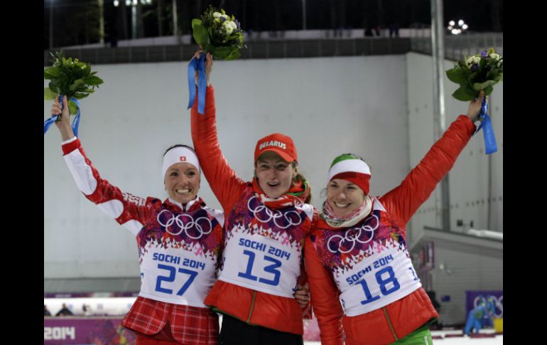 Las ganadoras: Darya Domracheva (c), Selina Gasparin (i) y Nadezhda Skardino (d). AP /
