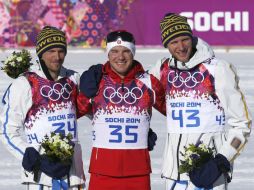 De izquierda y derecha , el sueco Johan Olsson (plata), el suizo Dario Cologna (oro) y el sueco Daniel Richardson (bronce). EFE /