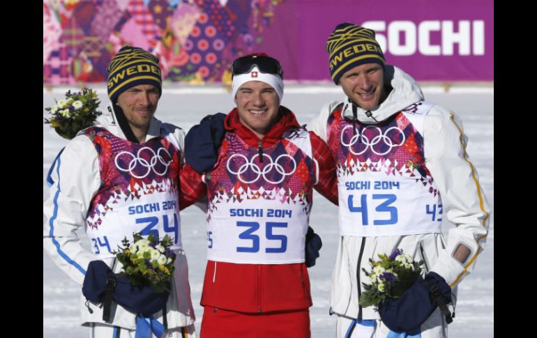 De izquierda y derecha , el sueco Johan Olsson (plata), el suizo Dario Cologna (oro) y el sueco Daniel Richardson (bronce). EFE /