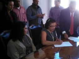 Paulina Guzmán y Rosalía Flores firman el primer contrato de Libre Convivencia en Jalisco.  /