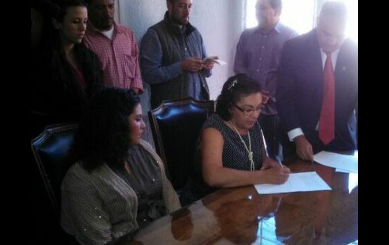 Paulina Guzmán y Rosalía Flores firman el primer contrato de Libre Convivencia en Jalisco.  /