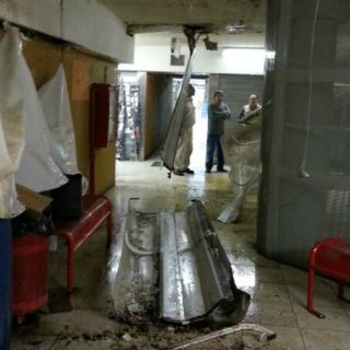 Por humedad, caen láminas en Plaza Guadalajara; dos heridos leves