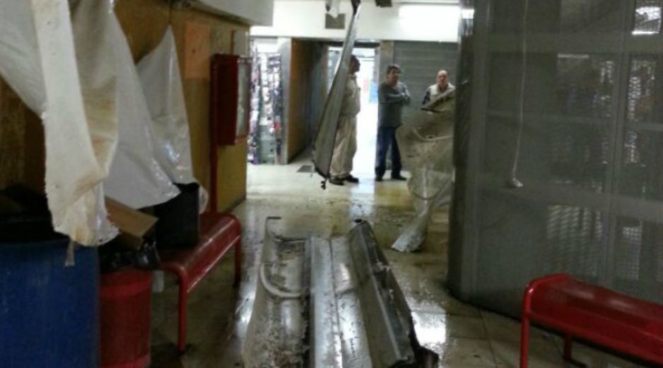 Los trabajos de apuntalamiento ya comenzaron; locatarios aplauden que los grupos de reacción llegaran con rapidez.  /