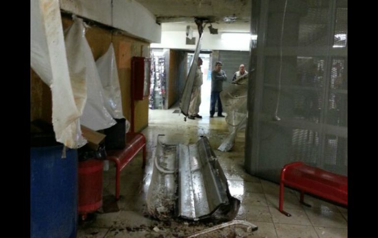 Los trabajos de apuntalamiento ya comenzaron; locatarios aplauden que los grupos de reacción llegaran con rapidez.  /