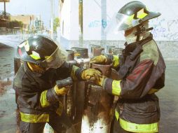 El incendio fue controlado por unos 25 bomberos y personal de Protección Civil, que además acordonó la zona. ARCHIVO /
