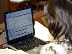 En la imagen una usuaria revisando su correo. ARCHIVO /