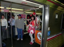 En el vagón iban dos personas disfrazadas de cupido. EFE /