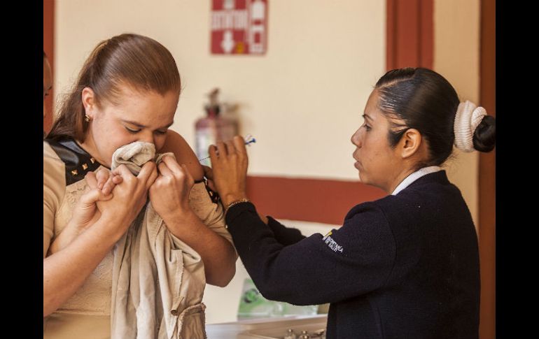Recomiendan a la población en general a vacunarse contra el virus. ARCHIVO /